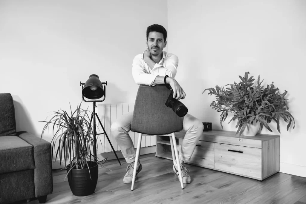 Portrait de Guillaume Cantaloube, photographe de mariage, couple, portrait, famille et autre événement familiale sur Toulouse et partout en Occitanie.