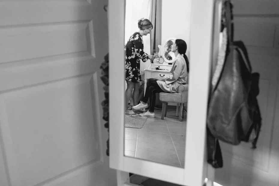 La mariée se prépare à son domicile avant de retrouver son mari sur le Pont Vieux de Carcassonne. Le maquillage, la coiffure, les miroirs ...tout est prêt pour que la demoiselle d'honneur puisse commencer à préparer la mariée. Les préparatifs de la mariée peuvent débuter