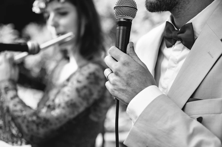 Les mariés offrent un concert improvisé à leurs invités durant la cérémonie laïque