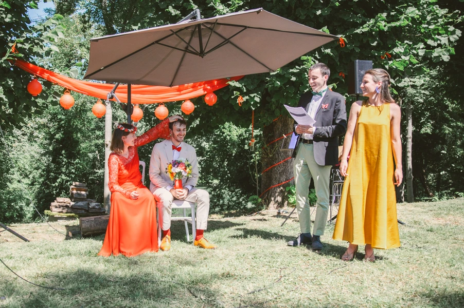 Les mariés rient suite au discours du frère et de la sœur du marié