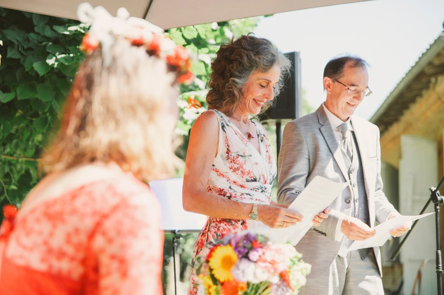 La mère de la mariée se concentre sur ses notes pour ne pas se laisser envahir par ses émotions lors de son discours
