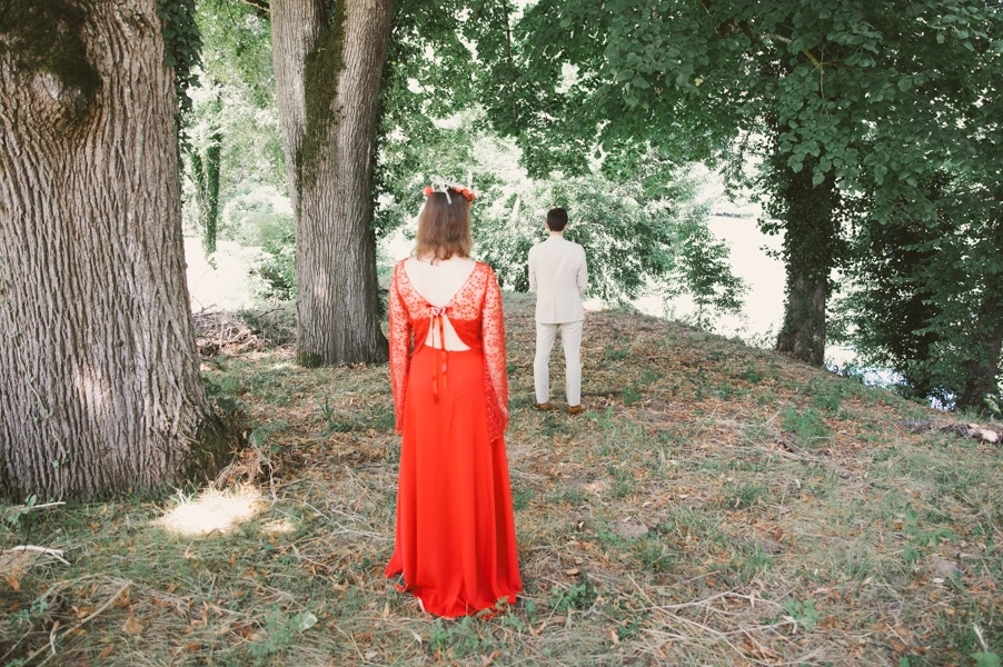 La mariée arrive derrière son marie pour la séance photo du first look