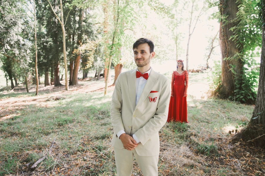 Lors de la séance photo du first look au domaine de Carles, le marié a envie de se retourner pour découvrir sa fiancée dans sa robe de mariage