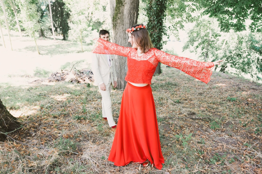 La mariée dévoile sa robe de mariée à son fiancé lors de la séance photo du first look