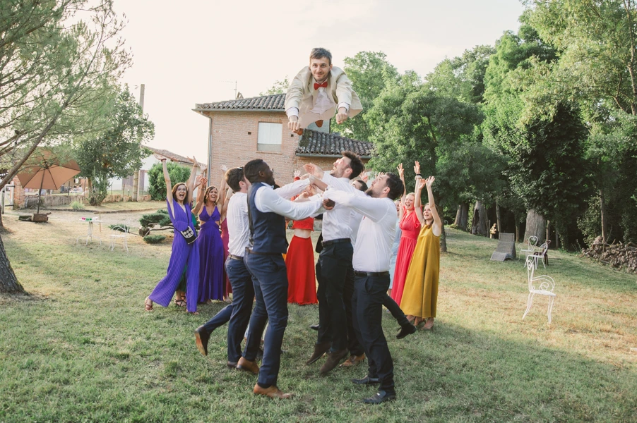 Les témoins font sauter le mariés lors des photos de groupes