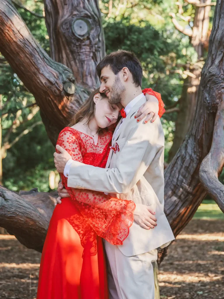 Photographe de Mariage à Toulouse pour la Day After d'Auriane et Victor qui s'enlacent au pied d'un magnifique conifère du jardin des plantes