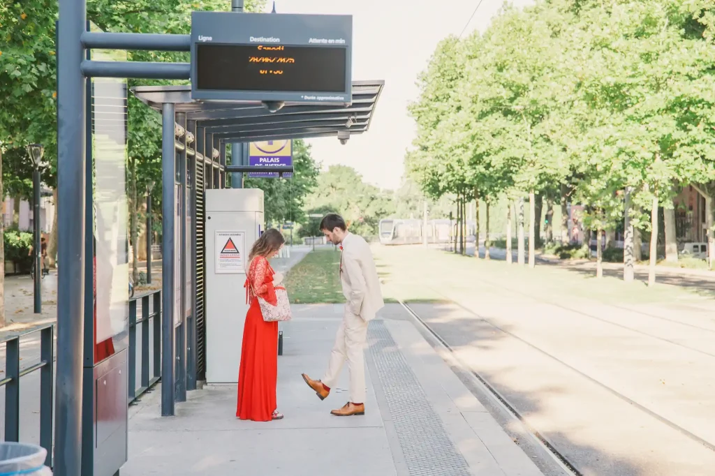 Photographe de mariage à Toulouse je photographie un couple de jeunes mariés pour leur Day After à Toulouse. On se retrouve au point de rendez-vous à l'arrêt de tramway palais de justice