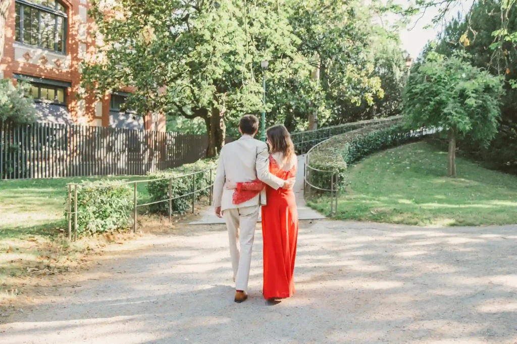 Photographe de mariage à Toulouse avec une séance day after pour Auriane et Victor qui marchent bras dessus bras dessous vers le jardin Royal