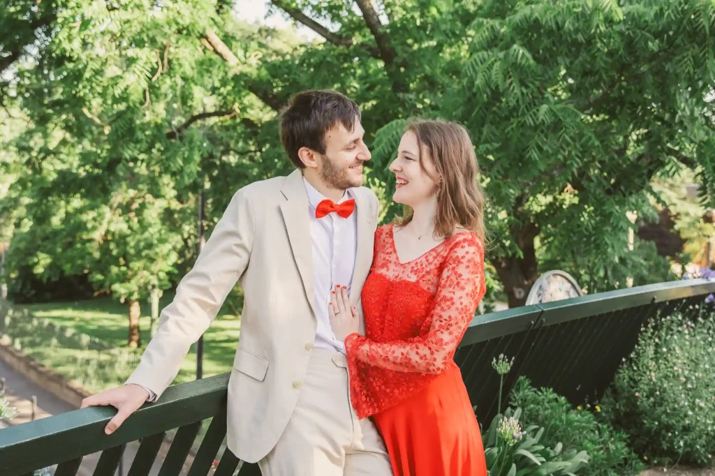 Photographe de mariage à Toulouse avec une séance day after pour Auriane et Victor qui font une pause contre la rambarde de la passerelle entre les jardins