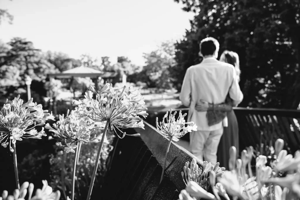 Photographe de mariage à Toulouse avec une séance day after pour Auriane et Victor qui marchent sur la passerelle menant au Jardin des Plantes