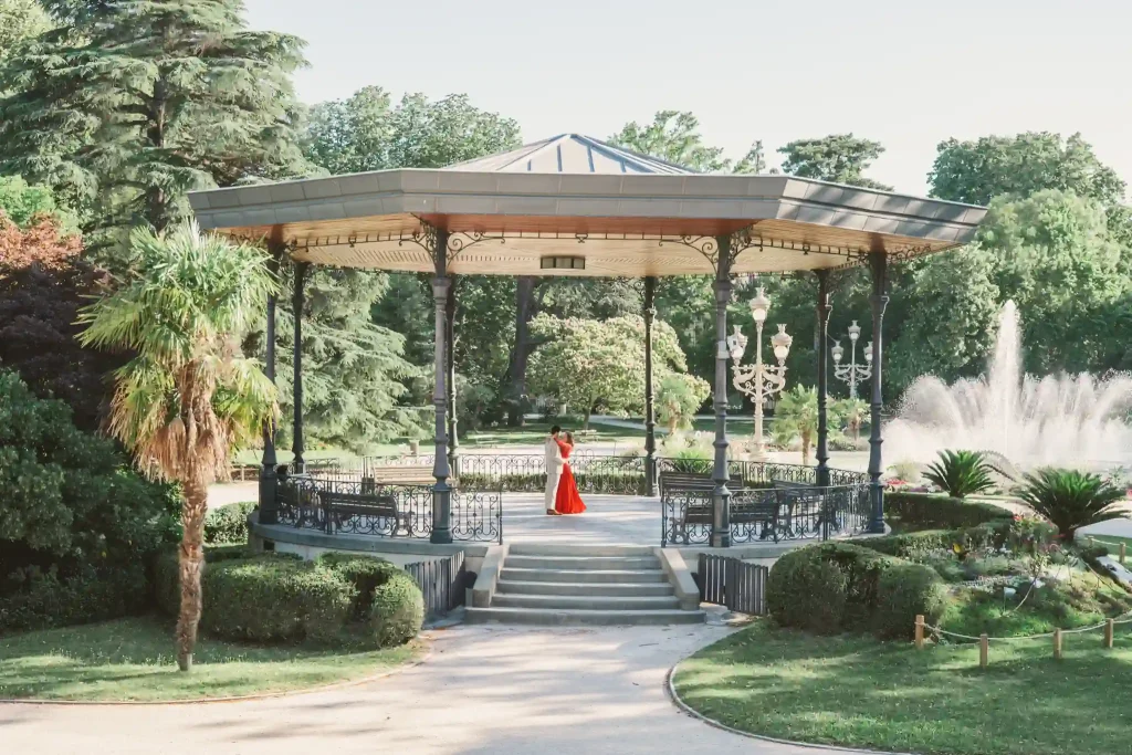 Photographe de mariage à Toulouse avec une séance day after pour Auriane et Victor au milieu du kiosque du Grand-Rond entrain de danser