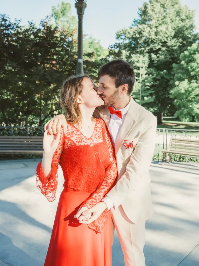 Photographe de mariage à Toulouse avec une séance day after pour Auriane et Victor qui s'embrassent au milieu de leur danse sous le kiosque du Grand-Rond.