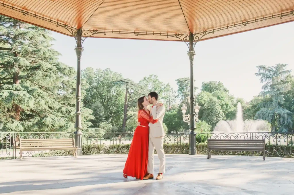 Photographe de mariage à Toulouse avec une séance day after pour Auriane et Victor qui s'enlacent sous le kiosque du Grand-Rond