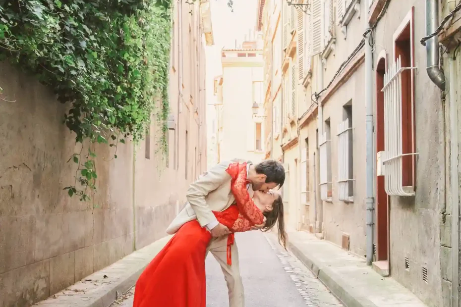 Photographe de mariage à Toulouse pour la day after d'Auriane et Victor qui s'embrassent au milieu d'une petite rue toulousaine. Le marié penche sa femme en arrière en l'embrassant