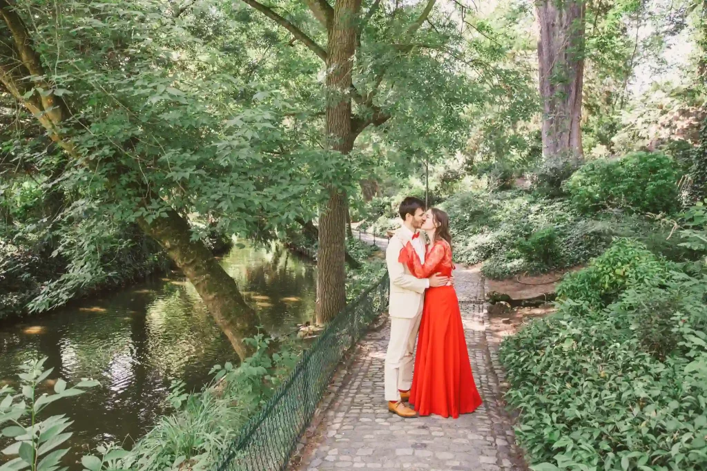 Photographe de Mariage à Toulouse pour la Day After d'Auriane et Victor qui s'embrasser au milieu du chemin menant à la cascade du jardin des plantes