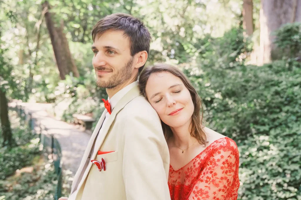 Photographe de Mariage à Toulouse pour la Day After d'Auriane et Victor. Auriane derrière son mari, le prend dans ses bras et pose sa tête sur son épaule.