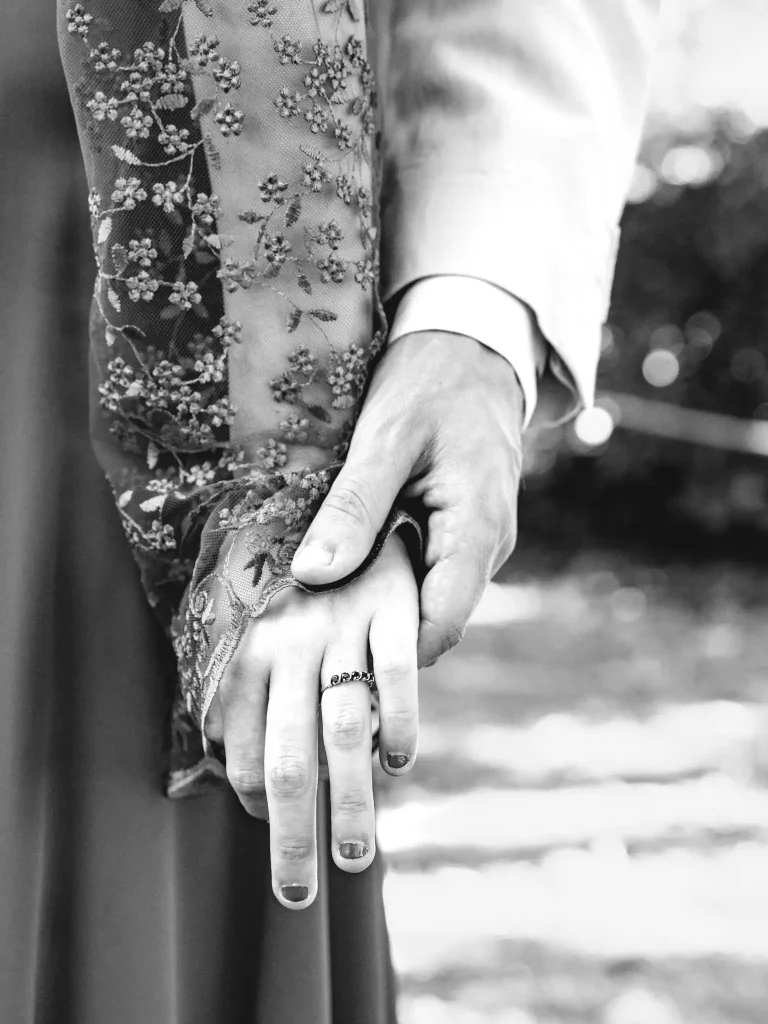 Photographe Mariage Toulouse pour une Day After avec Auriane et Victor qui se prennent par la main pour montrer leurs alliances.