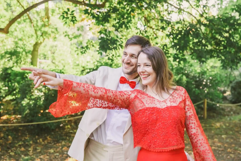 Photographe Mariage Toulouse pour une Day After avec Auriane et Victor qui s'amusent à pointer les écureuils du doigt en riant