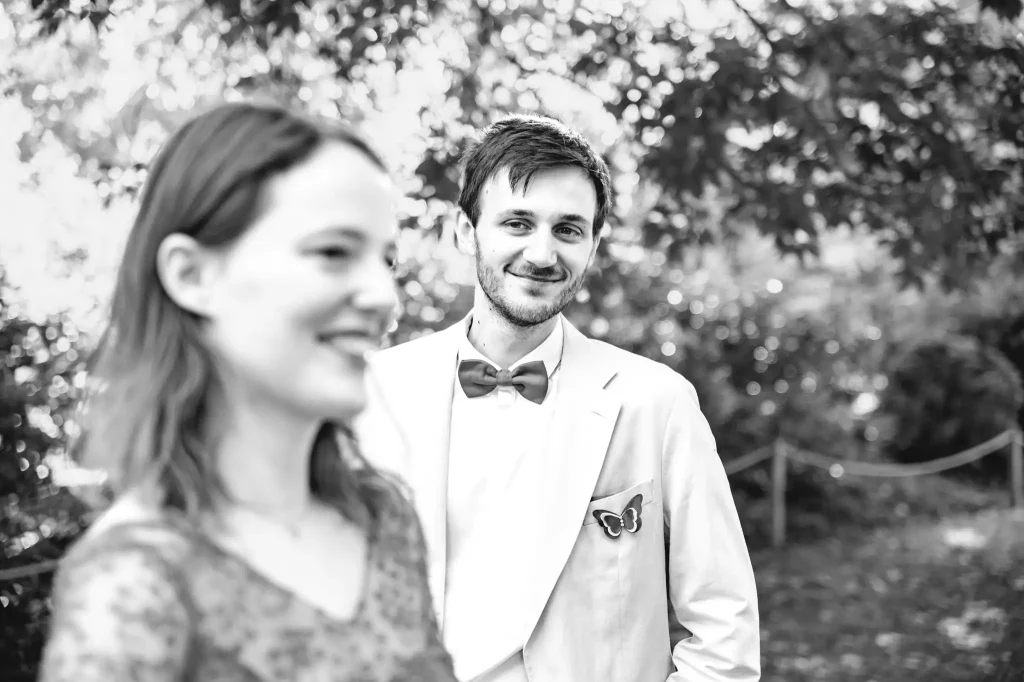 Photographe Mariage Toulouse pour une Day After avec Auriane et Victor au jardin des plantes. Le mari regarde ça femme avec un regard amoureux.