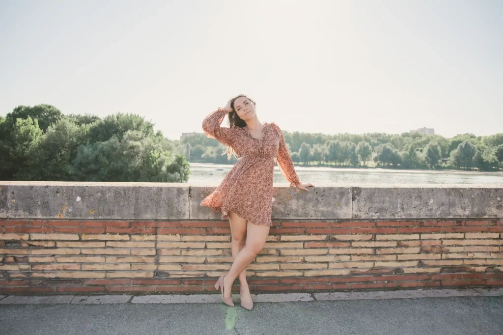 Séance photo portrait à Toulouse sur les bords de Garonne avec Claire qui se bat contre le vent pour essayer de remettre ses cheveux correctement