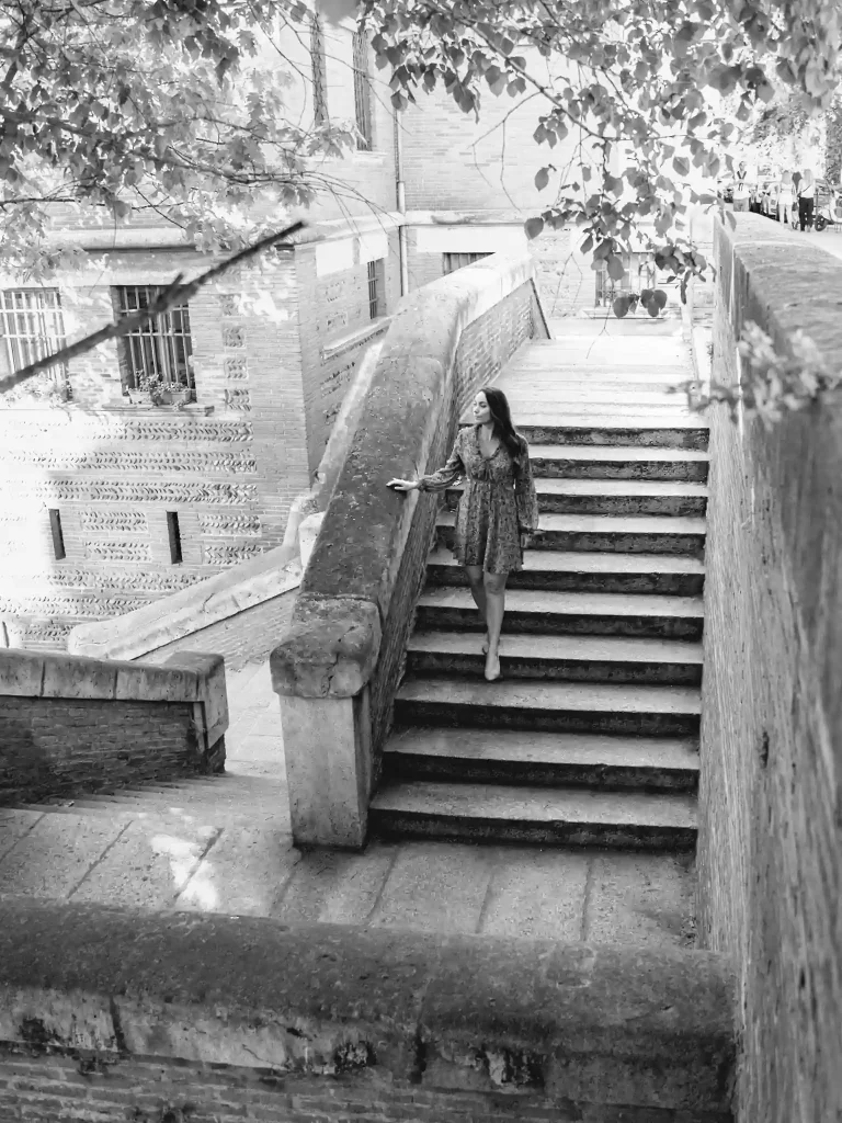 Séance photo portrait à Toulouse avec CLaire descendant les escaliers avenue Paul Feuga.