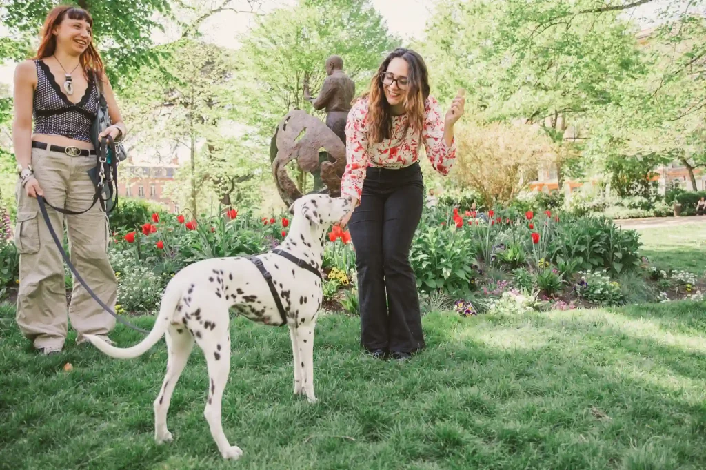 Séance photo portrait à Toulouse, au jardin Royal avec Léa. Elle déguste une glace quand un chien est venu la voir attiré par l'odeur.