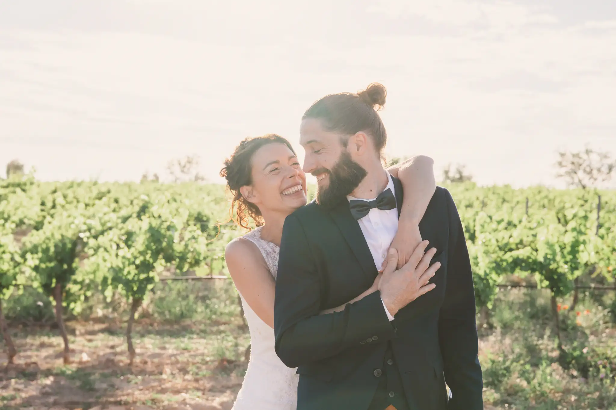Photographe de Mariage à Toulouse pour une séance couple à contre jour dans les vignes lors d'un mariage