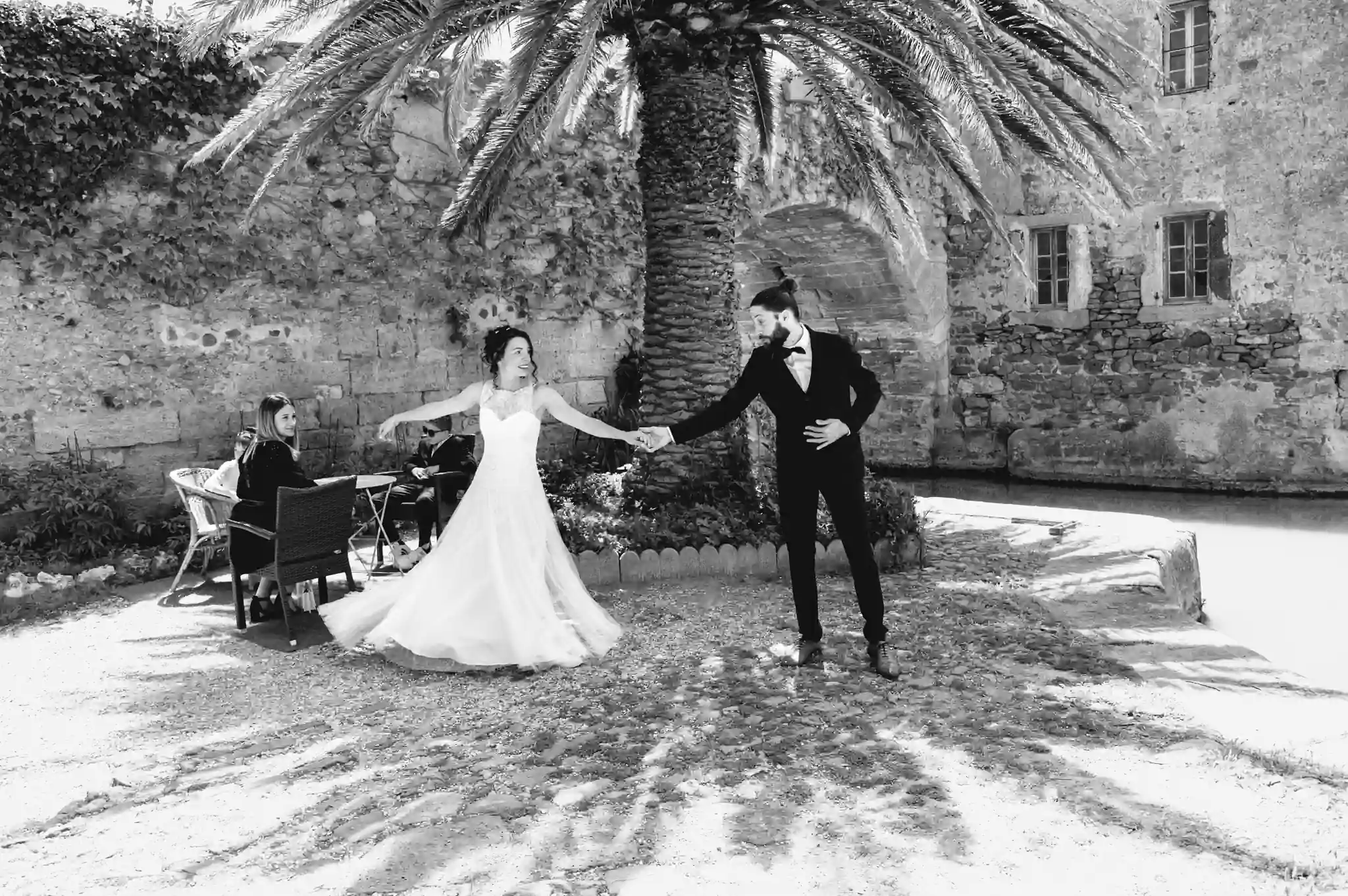 Photographe de mariage à Toulouse, au domaine Saint-Augustin. Les mariés répètent leur première danse pendant les photos de couple
