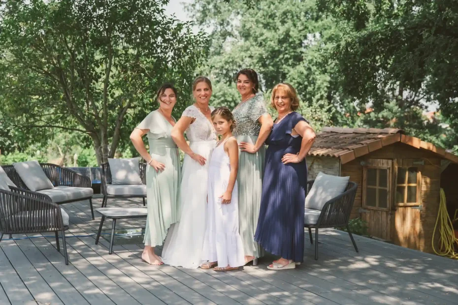 Photographe de mariage à Toulouse, au domaine de Courrèges pendant les préparatifs. La mariée pose avec ses demoiselles d'honneur