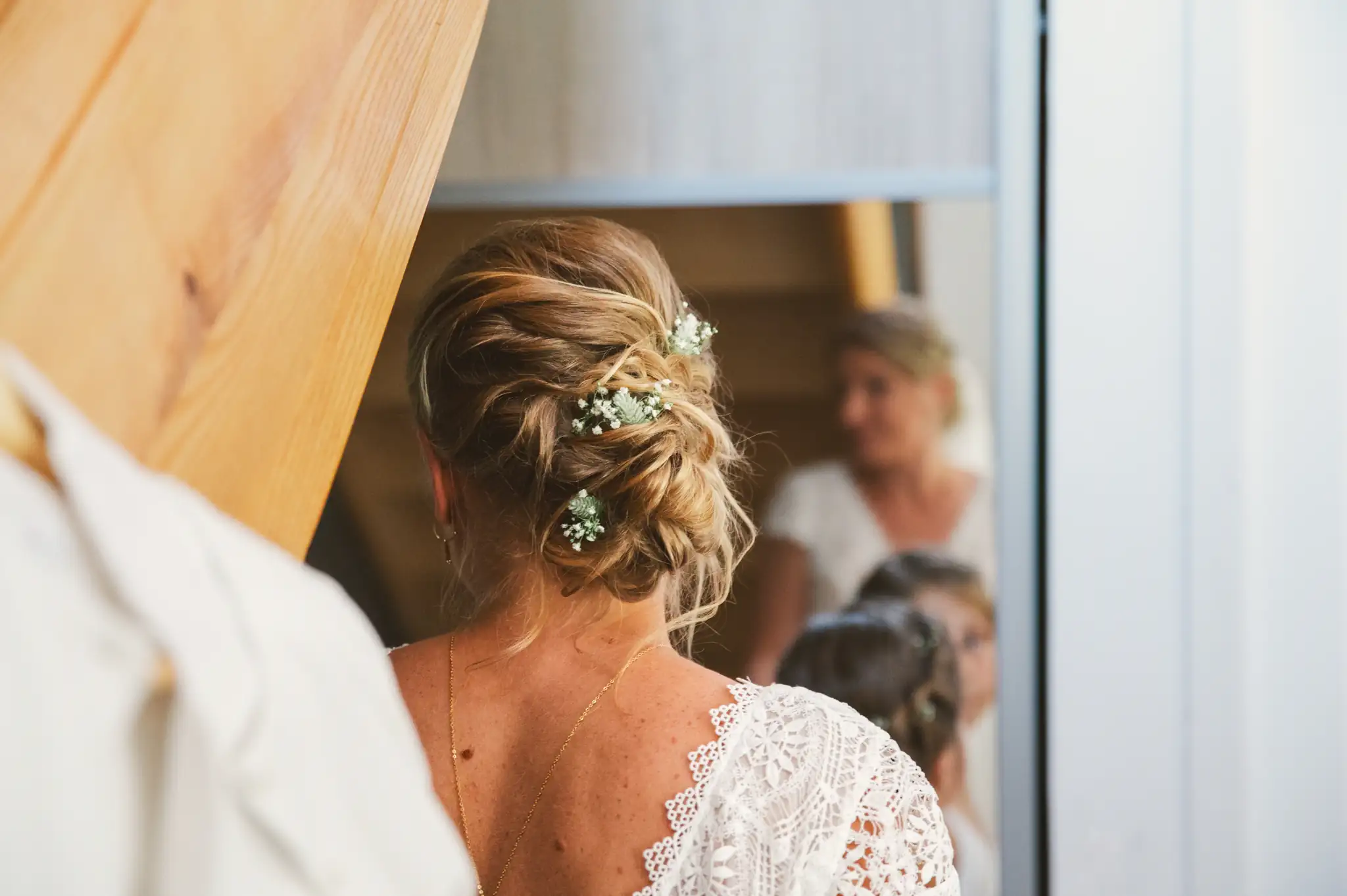 Photographe de mariage à Toulouse, pendant les préparatifs du mariage, la mariée contemple sa coiffure dans le miroir.
