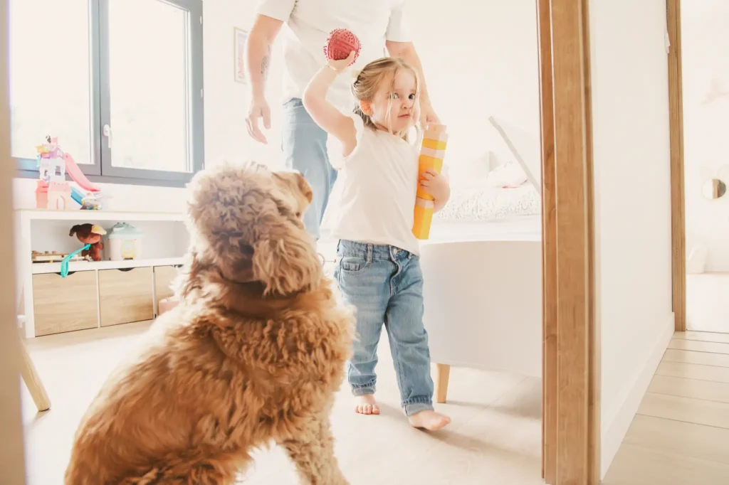 Séance photo famille à Toulouse avec la fille qui a retrouvé la balle du chien au milieu de ses jouets