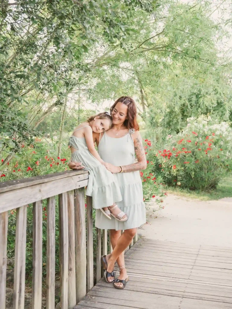 Séance photo famille à Toulouse, la fille fait un câlin à sa mère dans un parc à Bruguières