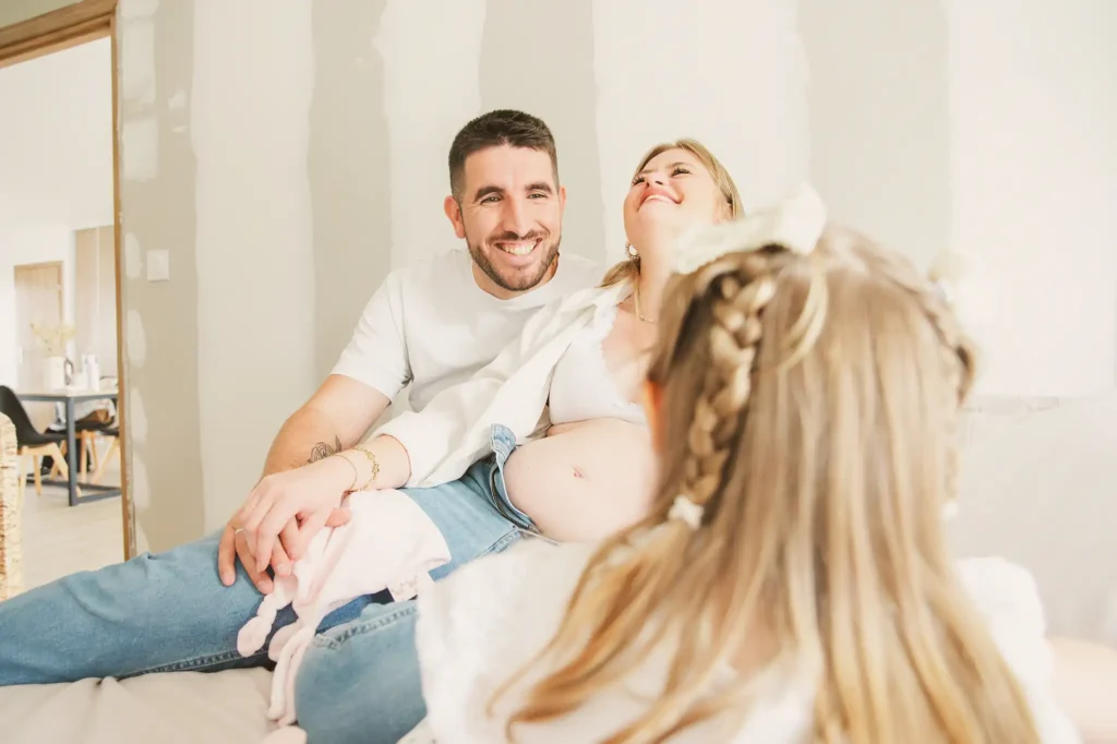 Séance photo grossesse à Toulouse avec des parents qui rient aux remarques de leur fille
