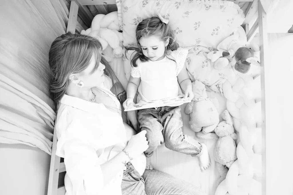 Séance photo grossesse à Toulouse pour une séance lecture entre mère et fille