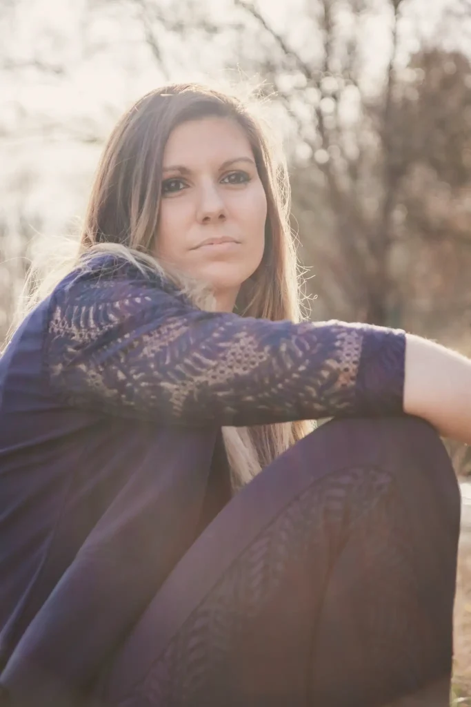 Séance photo portrait à Toulouse dans le parc du confluent, elle pose en contre-jour lors de la golden hour.