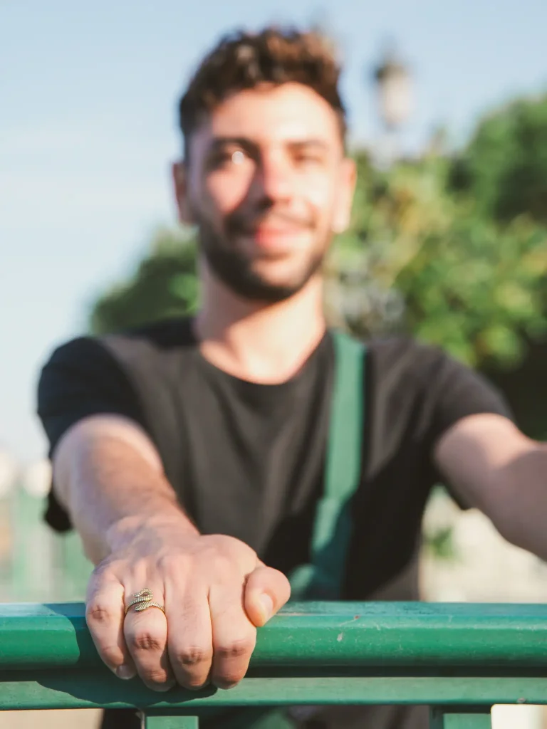 Séance photo portrait à Toulouse sur le pont Saint-Pierre avec Dylan et sa bague.