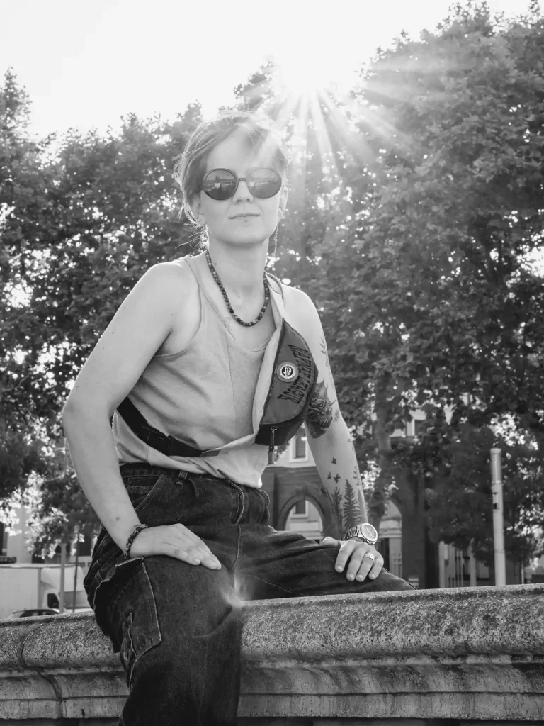 Séance photo portrait à Toulouse place Saint-Pierre. Marie pose sur les quais de la Garonne