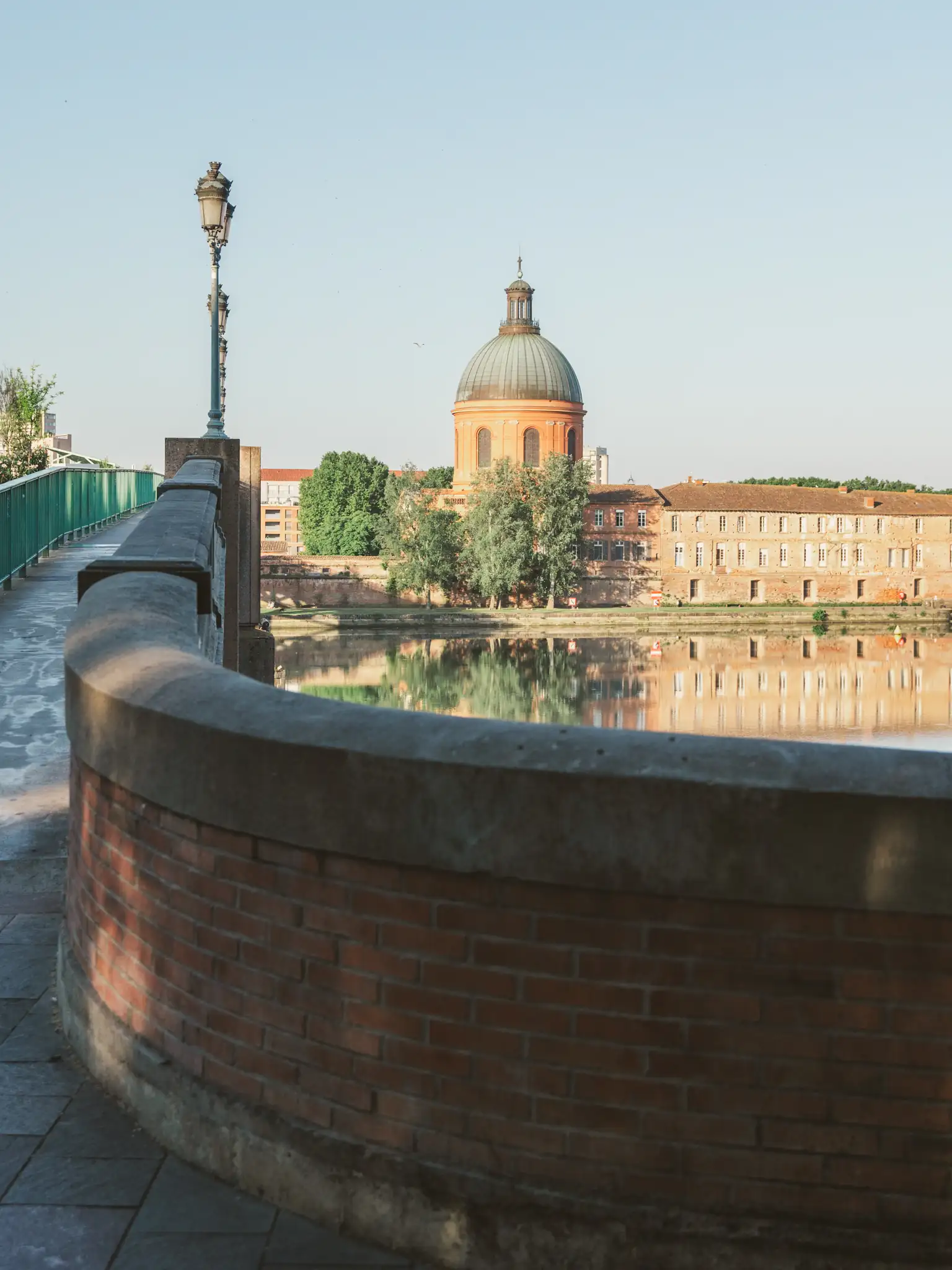 Séance photo portrait à Toulouse sur le pont Saint-Pierre avec vue sur la Garonne et le dôme La Grave.