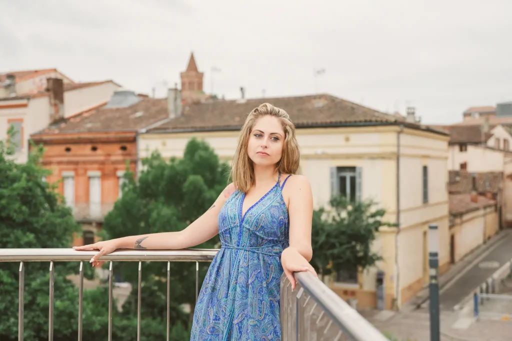 Séance photo portrait à Toulouse sur la digue du quartier Saint-Cyprien avec vue sur les toits