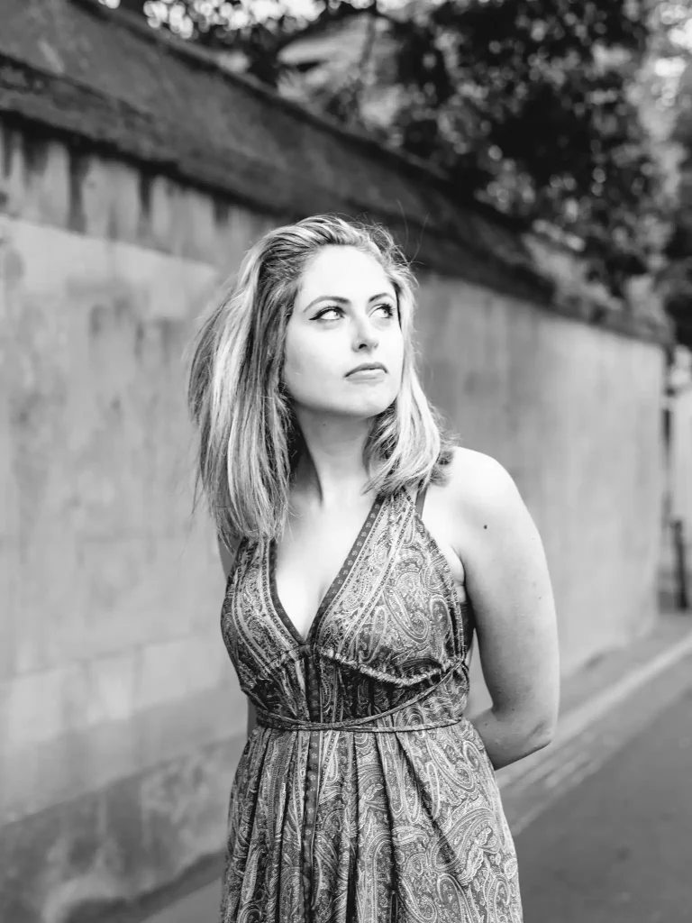 Séance photo portrait à Toulouse dans le quartier Saint-Cyprien avec Tina qui marche bras dans le dos.