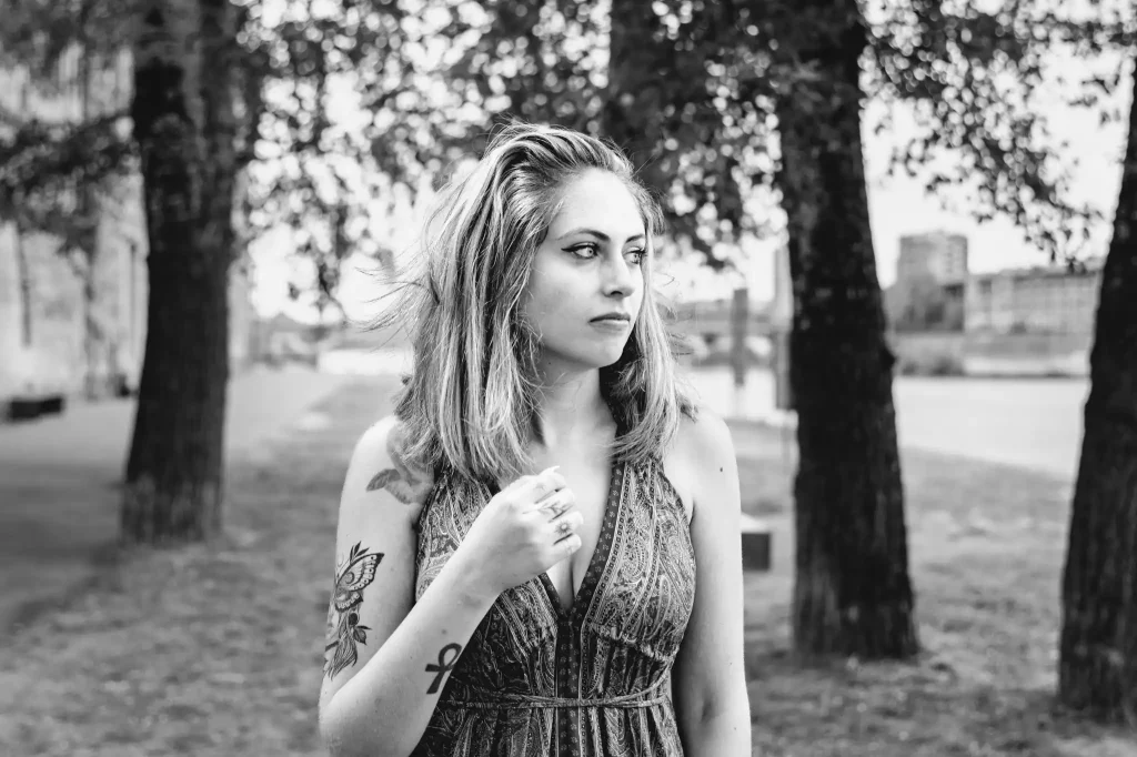 Séance photo portrait à Toulouse dans le quartier Saint-Cyprien, sous les arbres des bords de Garonne.