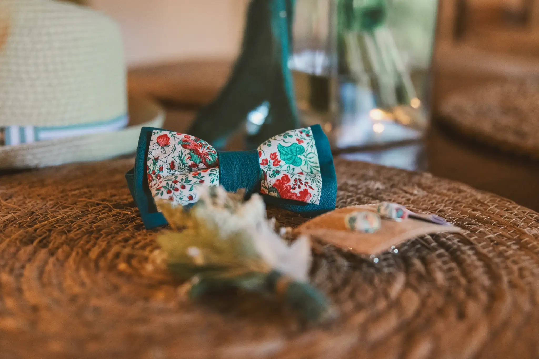 Photographe de mariage à Toulouse, au domaine de Courrèges pendant les préparatifs avec les accessoires du mariés: nœud papillon, boutons de manchettes, pochette...