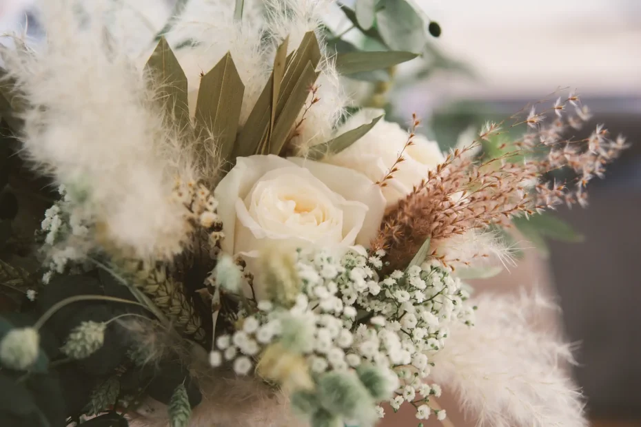 Photographe de mariage à Toulouse, au domaine de Courrèges pour les préparatifs du mariage et le bouquet de la mariée.