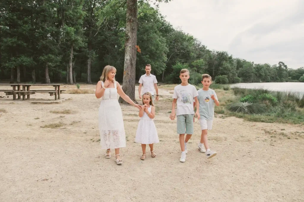 Séance Photo Famille à Toulouse dans la forêt de Bouconne pour une balade en famille le long du lac 