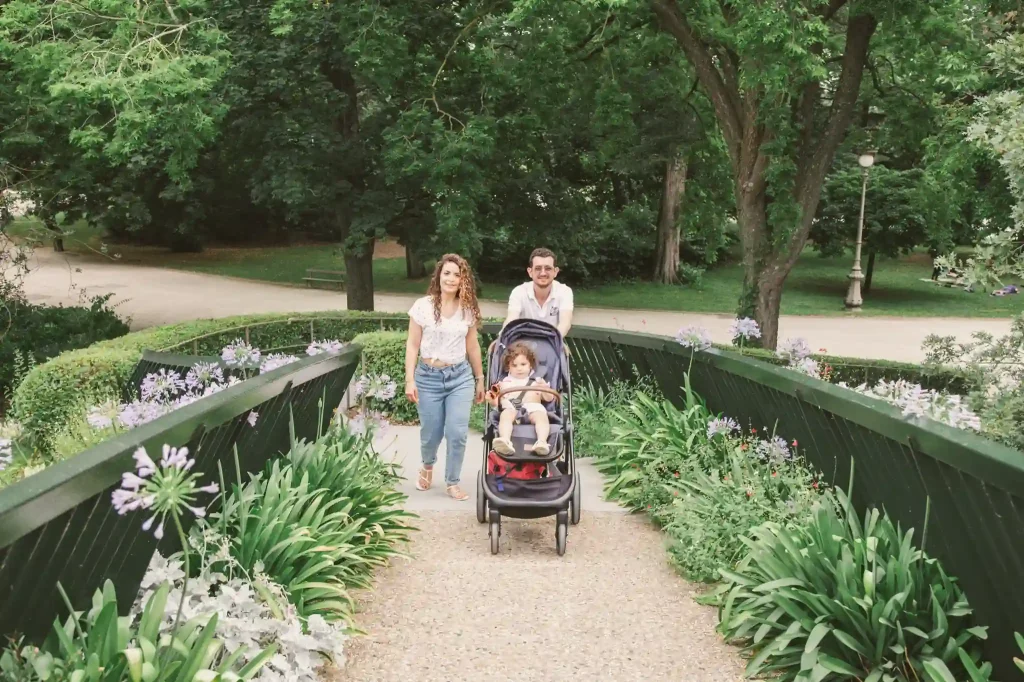 Séance photo famille à Toulouse avec une balade en poussette au jardin des plantes