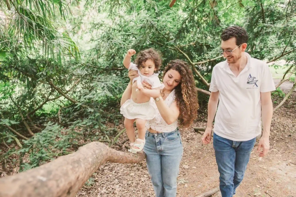 Séance photo famille à Toulouse au jardin des plantes pour une session d'escalade aux branches d'arbres en famille