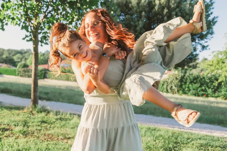 Séance photo famille à Toulouse avec la mère et sa fille qui jouent en la prenant dans les bras