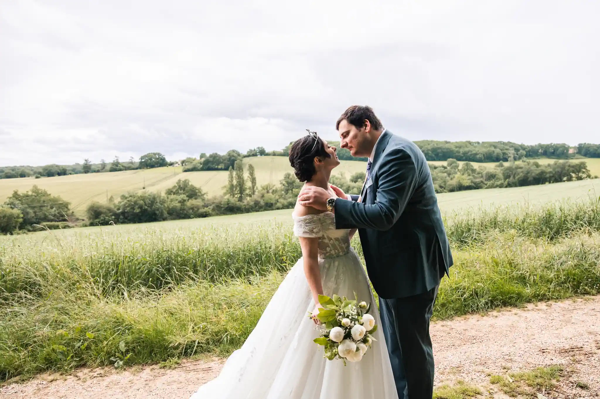 Photographe de mariage à Toulouse pendant la séance photo couple avec les mariés Solène et Anoulak