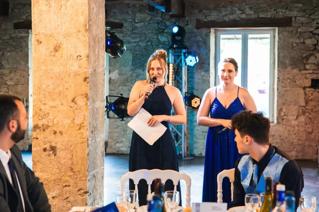 Les demoiselles d'honneur font un discours pendant le repas du mariage