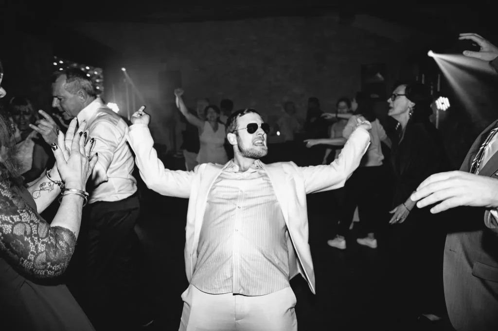 Un invité entame une danse endiablée pendant la soirée du mariage